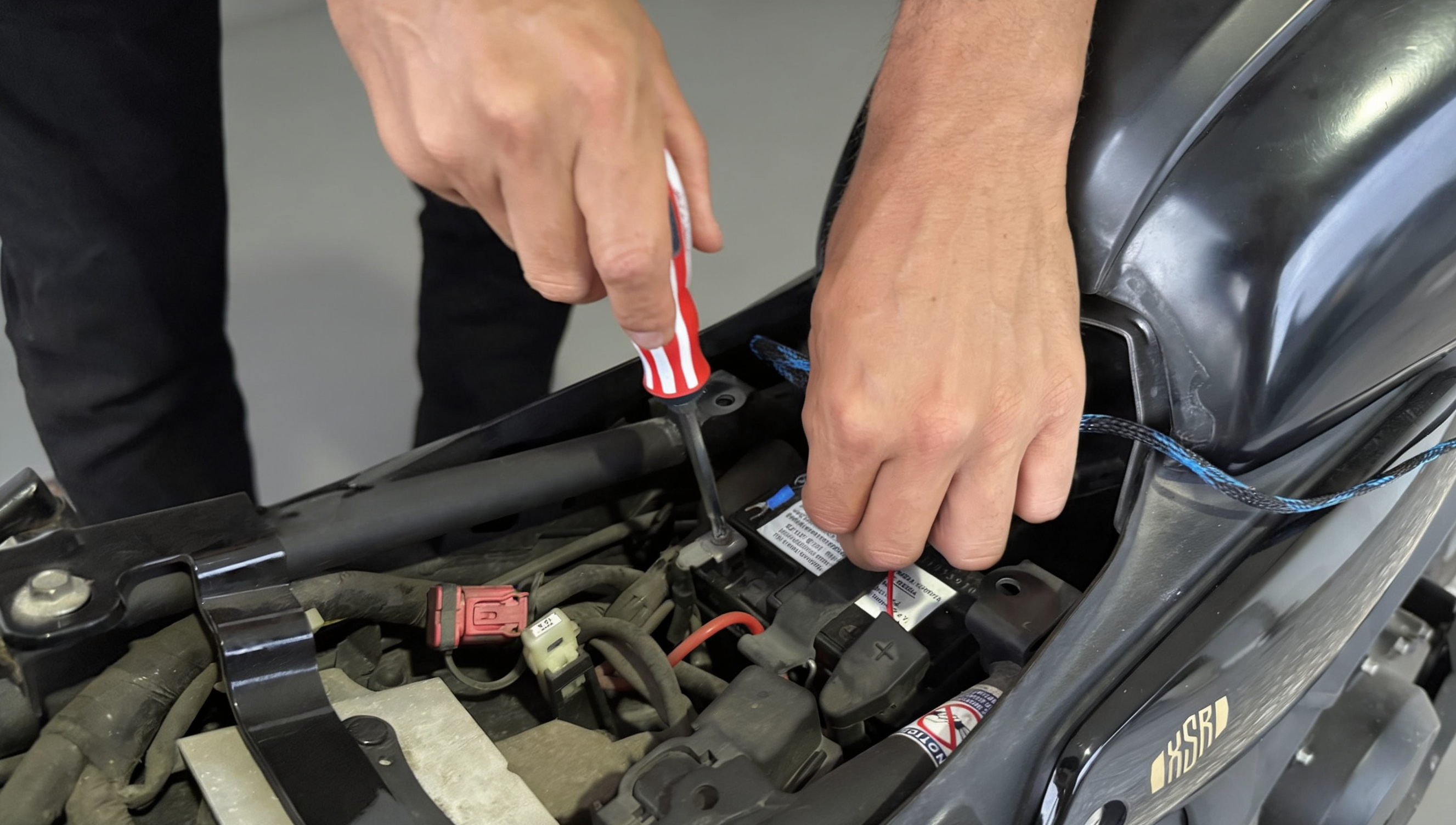 Wiring the unit to the battery terminals