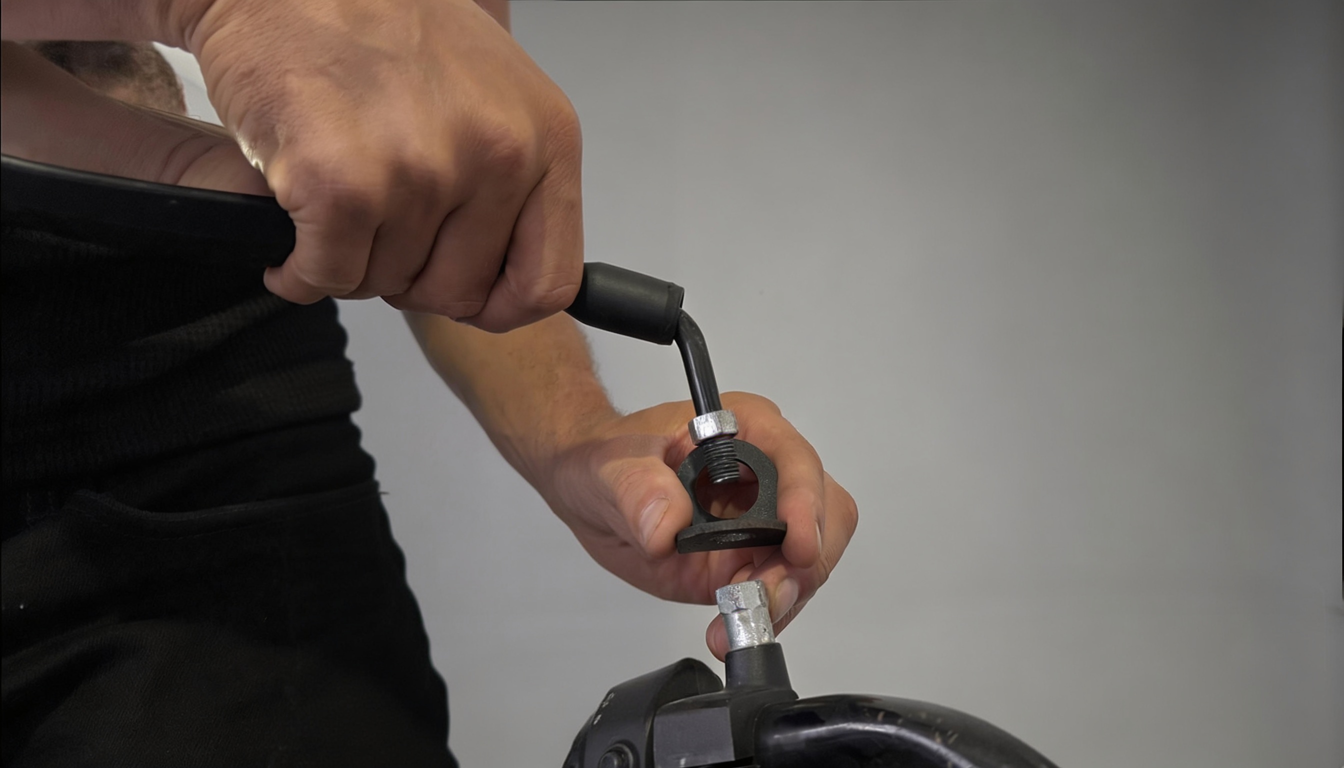 Mounting the universal bracket
